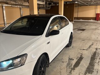 2017 Volkswagen Polo V Рестайлинг, белый, 1400000 рублей, вид 2