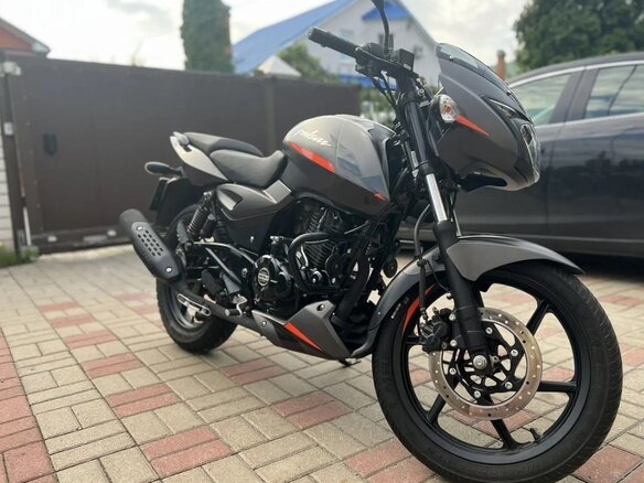 2021 Bajaj Pulsar 180, чёрный, 150000 рублей - вид 1