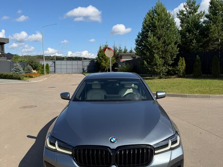 2021 BMW 5 серии 530i xDrive VII (G30/G31/G38) Рестайлинг, серый, 5870000 рублей, вид 3
