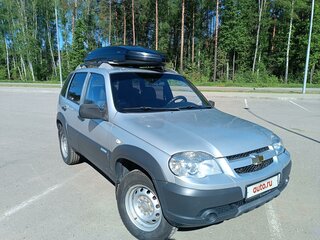 2012 Chevrolet Niva I Рестайлинг, серебристый, 735000 рублей, вид 2