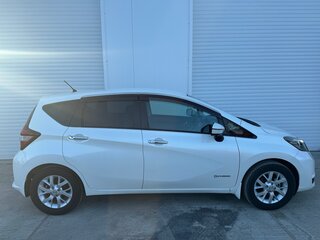 2017 Nissan Note e-Power II Рестайлинг, белый, 1500000 рублей, вид 4