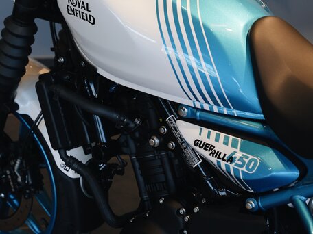 2026 Royal Enfield Guerrilla 450, синий, 559000 рублей, вид 4