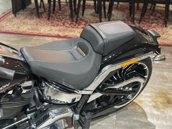 2023 Harley-Davidson Breakout, чёрный, 3250000 рублей - вид 4
