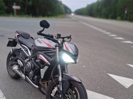 2020 Triumph Street Triple, серый, 999990 рублей, вид 1