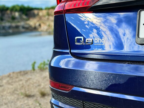 2019 Audi Q8 50 TDI I (4M), синий, 6500000 рублей - вид 12