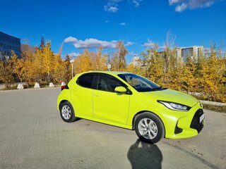 2020 Toyota Yaris IV, жёлтый, 1510000 рублей, вид 5