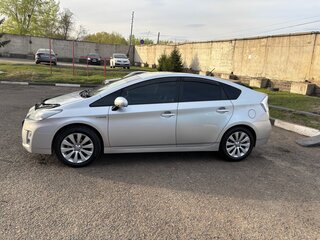 2010 Toyota Prius III (XW30), серебристый, 1200000 рублей, вид 4