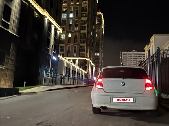 2010 BMW 1 серии 118i I (E81/E82/E87/E88) Рестайлинг, белый - вид 1