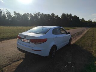 2015 Kia Rio III Рестайлинг, белый, 600000 рублей, вид 4