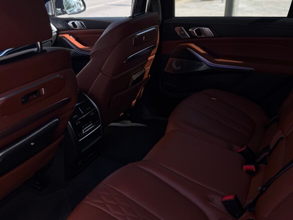 2023 BMW X7 M60i I (G07) Рестайлинг, белый, 12500000 рублей - вид 6