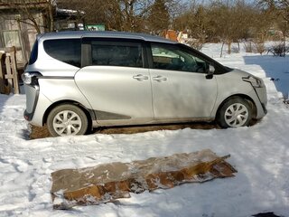 2018 Toyota Sienta II Рестайлинг, серебристый, 1490000 рублей, вид 4