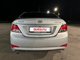 2015 Hyundai Solaris I Рестайлинг, серебристый, 680000 рублей, вид 4