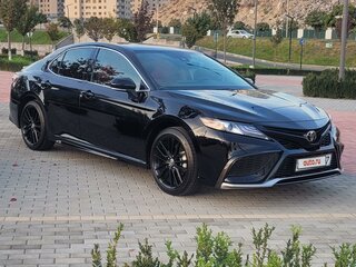 2021 Toyota Camry US Market VIII (XV70) Рестайлинг, чёрный, 3150000 рублей, вид 4