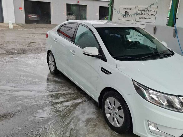 2013 Kia Rio 5-speed III, белый, 1000000 рублей - вид 6