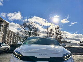 2022 Kia Cerato IV Рестайлинг, белый, 2700000 рублей, вид 3