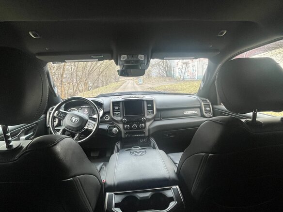 2020 Ram 1500 Crew Cab V, чёрный, 5100000 рублей - вид 8