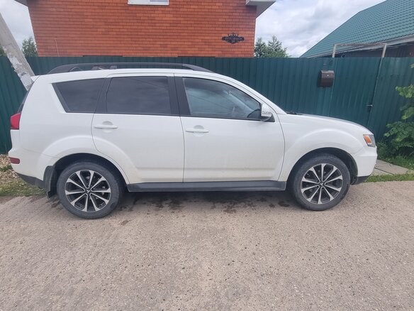 2011 Mitsubishi Outlander II Рестайлинг, белый, 1200000 рублей - вид 4