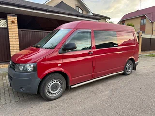 2013 Volkswagen Transporter T5 Рестайлинг, красный, 1800000 рублей, вид 1