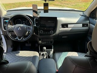 2017 Mitsubishi Outlander III Рестайлинг 2, белый, 2000000 рублей, вид 4
