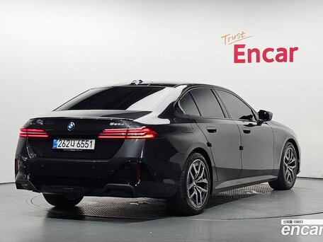 2026 BMW 5 серии 523d xDrive VIII (G60/G61/G68), серый, 9422000 рублей, вид 3