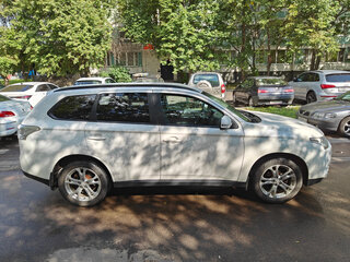 2013 Mitsubishi Outlander III, белый, 2000000 рублей, вид 2