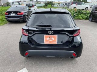 2021 Toyota Yaris IV, чёрный, 1190000 рублей, вид 4