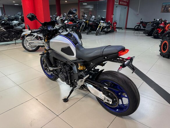 2022 Yamaha MT-09 (FZ-09), серебристый, 1120000 рублей - вид 4