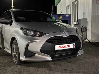2020 Toyota Yaris IV, серебристый, 1400000 рублей, вид 2