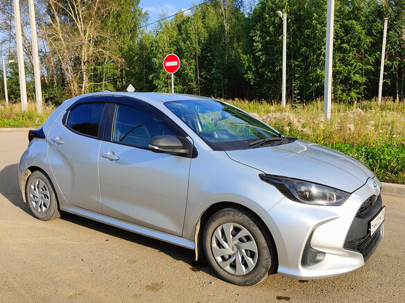 2020 Toyota Yaris IV, серебристый, 1200000 рублей - вид 11