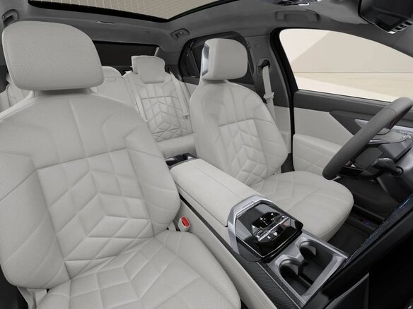 2026 BMW 7 серии M760e xDrive VII (G70) Рестайлинг, серый, 26000000 рублей - вид 5