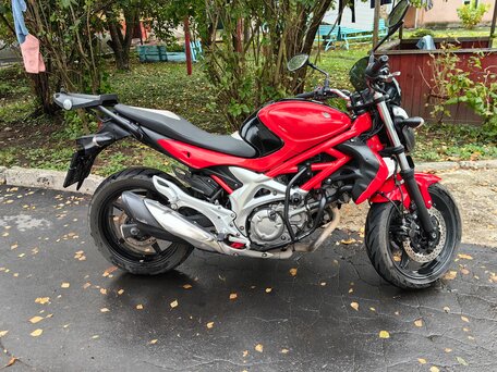 2011 Suzuki SFV 400 Gladius, красный, 475000 рублей, вид 2
