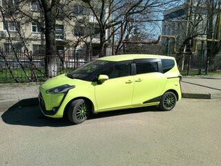 2018 Toyota Sienta II Рестайлинг, жёлтый, 1380000 рублей, вид 3