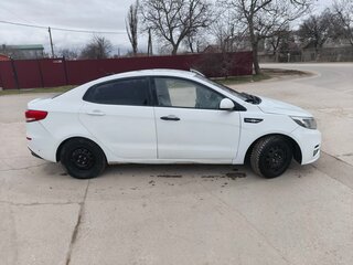 2017 Kia Rio III Рестайлинг, белый, 740000 рублей, вид 5