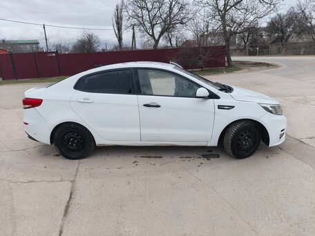 2017 Kia Rio III Рестайлинг, белый, 650000 рублей, вид 5