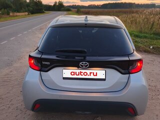 2020 Toyota Yaris IV, серебристый, 1050000 рублей, вид 5
