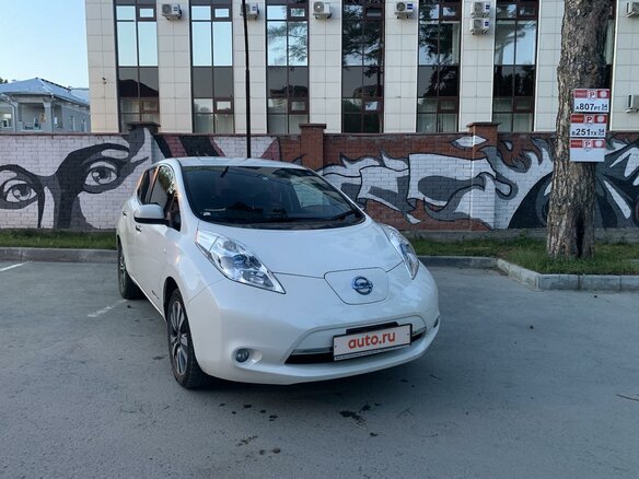 2014 Nissan Leaf I (ZE0/AZE0), белый - вид 1