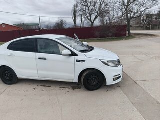 2017 Kia Rio III Рестайлинг, белый, 740000 рублей, вид 3