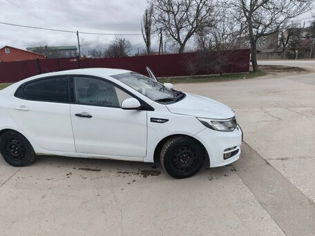 2017 Kia Rio III Рестайлинг, белый, 650000 рублей, вид 3