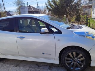2012 Nissan Leaf I (ZE0/AZE0), белый, 600000 рублей, вид 4