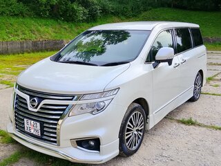 2018 Nissan Elgrand III (E52) Рестайлинг, белый, 2700000 рублей, вид 1