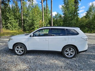 2014 Mitsubishi Outlander III Рестайлинг, белый, 1400000 рублей, вид 4