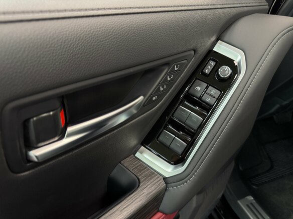 2026 Toyota Land Cruiser 300 Series, чёрный - вид 13