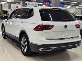 2023 Volkswagen Tiguan II Рестайлинг, белый, 2430000 рублей, вид 4