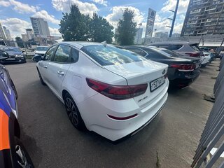 2020 Kia Optima IV Рестайлинг, белый, 1945000 рублей, вид 4