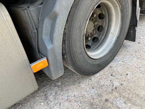 2011 Volvo FH, пурпурный, 5500000 рублей - вид 3