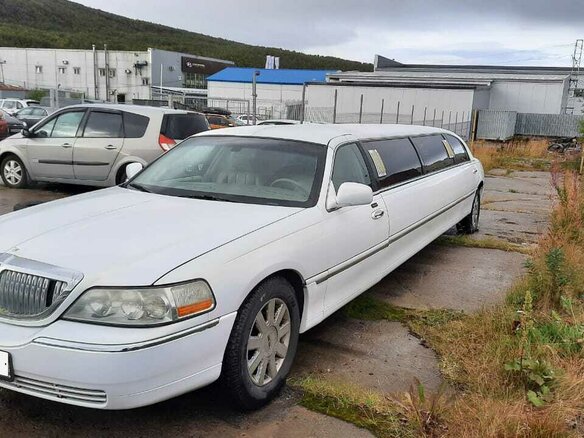2003 Lincoln Town Car III Рестайлинг, белый, 500000 рублей - вид 1