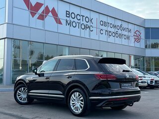 2018 Volkswagen Touareg III, чёрный, 3490000 рублей, вид 3