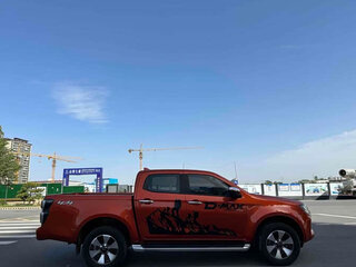 2023 Isuzu D-Max III, оранжевый, 2500000 рублей, вид 4