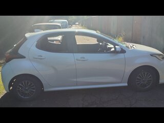 2020 Toyota Yaris IV, белый, 1320000 рублей, вид 3