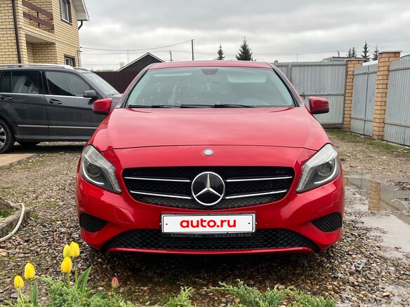 2013 Mercedes-Benz A-Класс 180 III (W176), красный, 1250000 рублей - вид 2